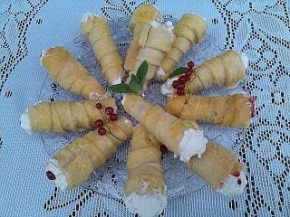 Rurki z kremem z bitej śmietany i dżemem porzeczkowym