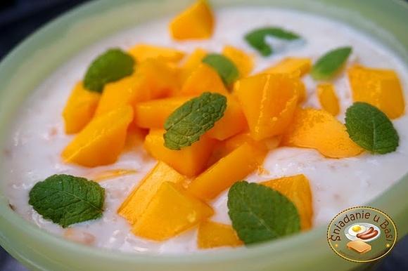 Błyskawiczna owsianka z jogurtem i mango