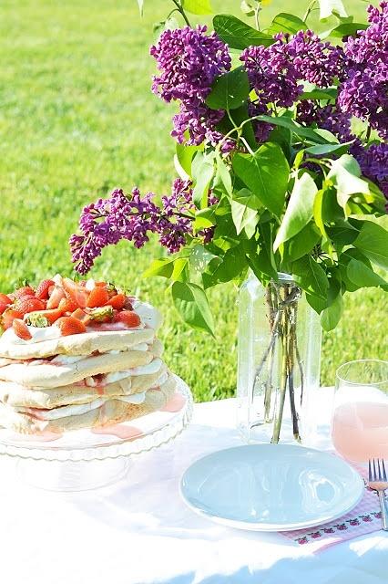 Tort bezowy z truskawkami i rabarbarem