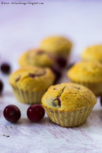 Bezglutenowe kardamonowe muffiny z wiśniami