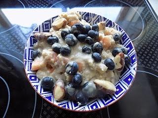 Owsianka z melonem, bananem i tahini z borówkami