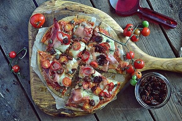 Pizza bezglutenowa z pysznymi dodatkami