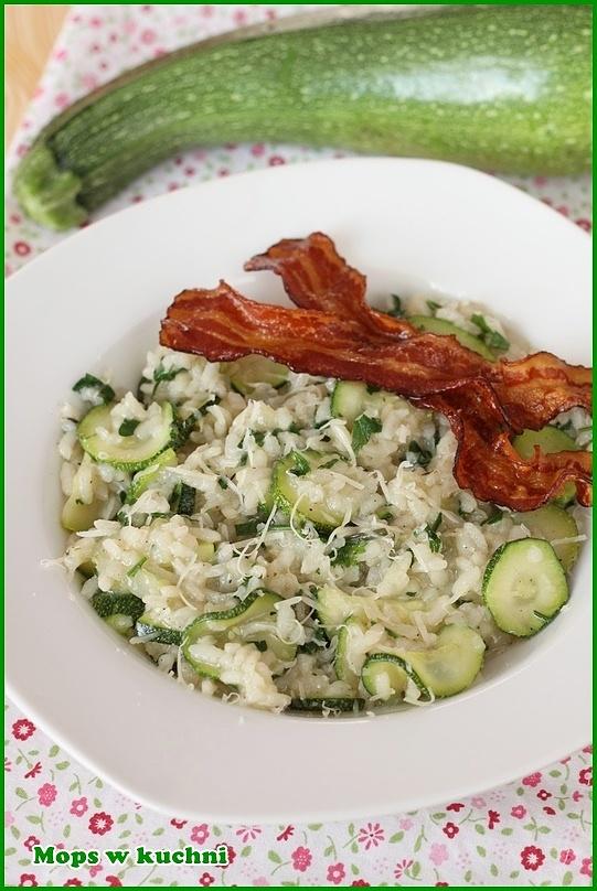 Risotto z cukinią i chipsami z boczku