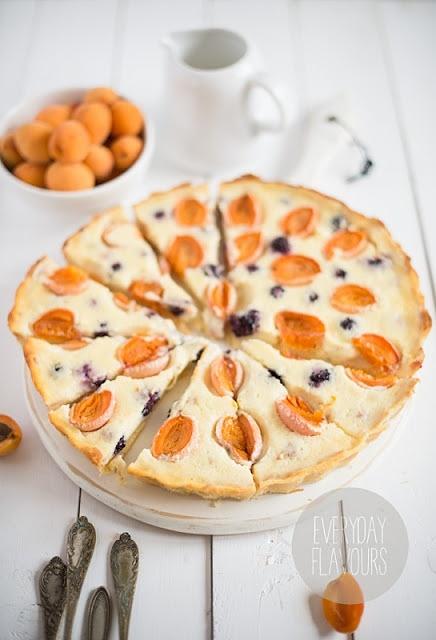 Tarta serowa z morelami i jeżynami