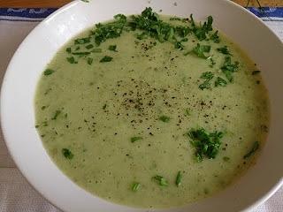 Delikatna zupa ze świeżych ogórków