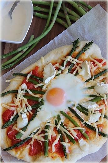 Pizza ze szparagami i jajkiem
