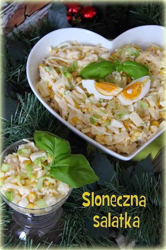 Słoneczna sałatka z ananasem kukurydzą i selerem