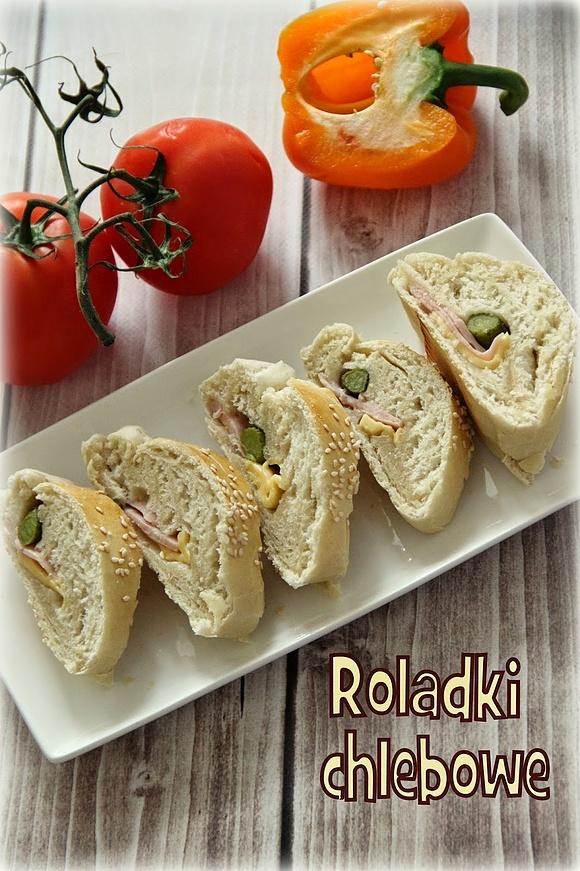 Rolada chlebowa z serem, wędliną, korniszonami i papryką
