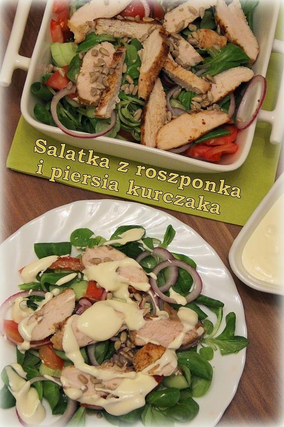 Sałatka z roszponką, pomidorem, ogórkiem i piersią kurczaka z sosem czosnkowym