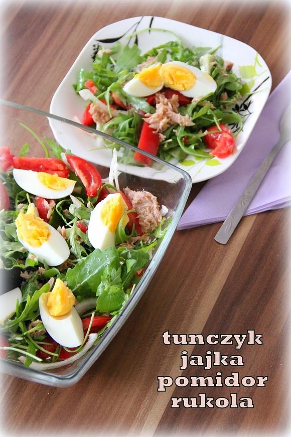Sałatka z tuńczykiem, rukolą, pomidorem, ogórkiem i jajkami
