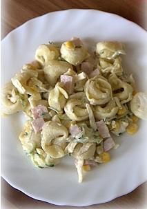 Sałatka z mięsnym tortellini, kukurydzą i koperkiem