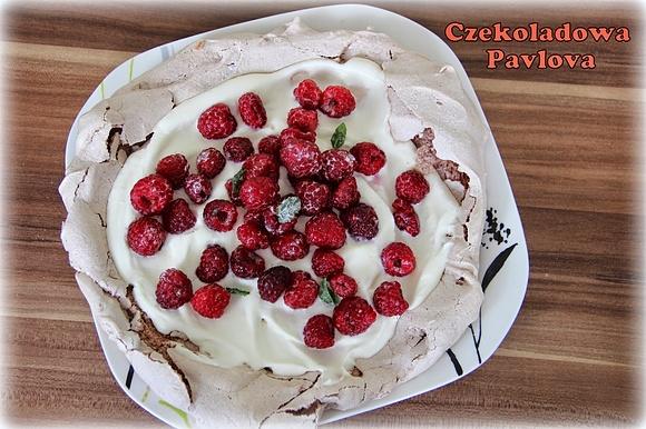 Czekoladowa Pavlova ze śmietaną i malinami