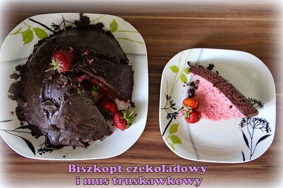 Czekoladowy biszkopt z musem truskawkowym