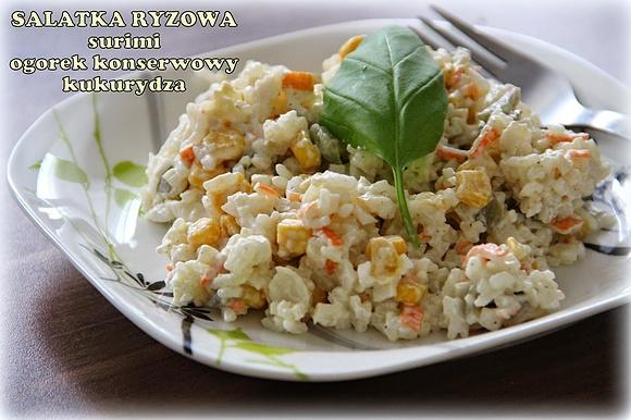 Sałatka ryżowa z surimi, ogórkiem konserwowym i kukurydzą