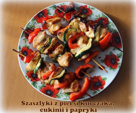 Szaszłyki z kurczaka z cukinią i papryką oraz grillowane filety z kurczaka
