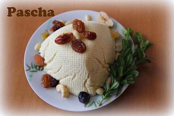 Pascha tradycyjna wielkanocna z twarogu i bakalii