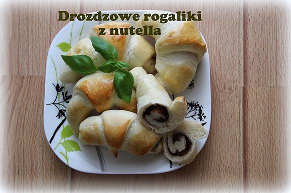 Drożdżowe rogaliki z nutellą