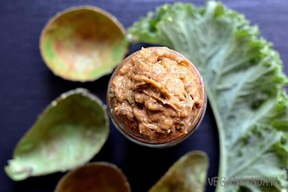 Pomidorowe guacamole z jarmużem