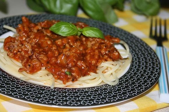Spaghetti z mielonym i sosem pomidorowym