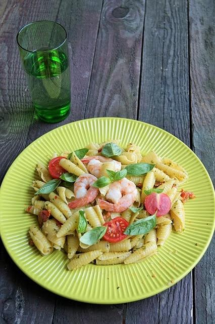 Makaron castellane z pesto sycylijskim i krewetkami
