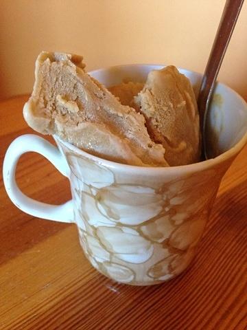 Lody caffe latte z nutą orzechów