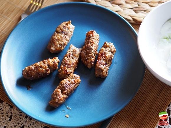 Cevapcici - chorwackie kotleciki mięsne z mięsa baraniego