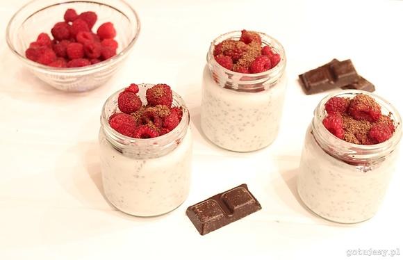 Kokosowy pudding chia z malinami