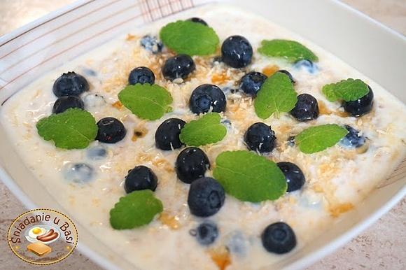 Kokosowa owsianka z borówkami i syropem klonowym