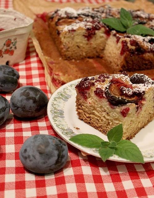 Ciasto jogurtowe ze śliwkami i malinami