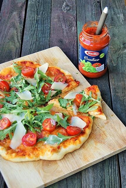 Pizza z rukolą, pomidorkami cherry i parmezanem
