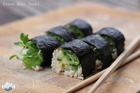 Zielone Maki Sushi wegańskie z brązowym ryżem i warzywami