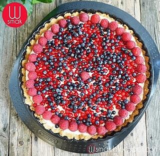 Tarta z owocami na kremie panna cotta