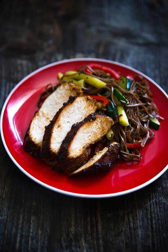 Makaron soba z indykiem i warzywami na patelni