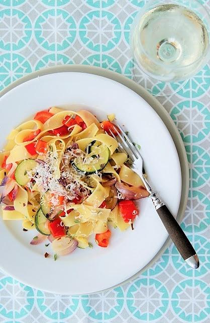 Pikantne pappardelle z papryką i cukinią