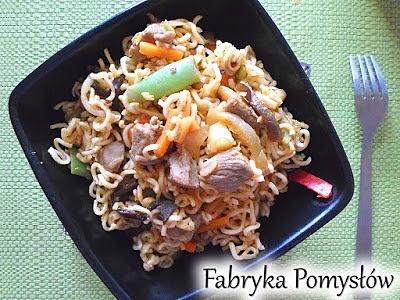 Makaron chow mein z kaczką po azjatycku