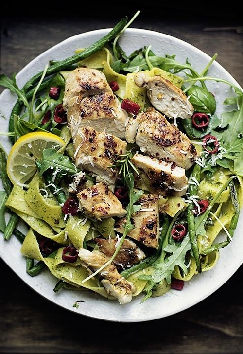 Pappardelle z pesto i rozmarynowym kurczakiem