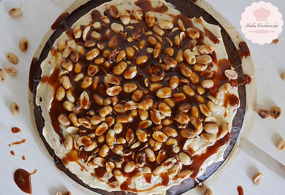 Tort brownie z orzeszkami i sosem karmelowym