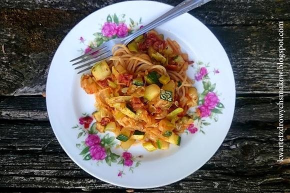 Spaghetti z cukinią, porem i suszonymi pomidorami