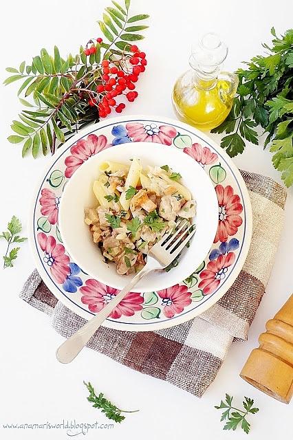 Penne z indykiem w sosie śmietanowym z kurkami na winie
