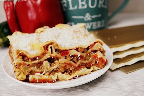 Lasagne z grillowanymi warzywami i sosem pomidorowym