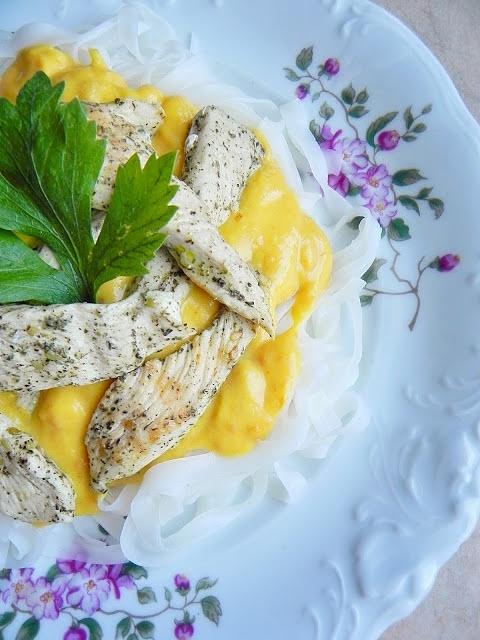 Makaron ryżowy z sosem dyniowym i grillowanym kurczakiem
