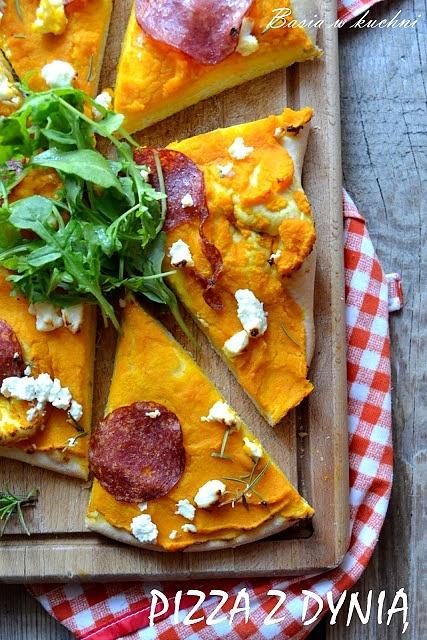 Domowa pizza z pieczoną dynią, rozmarynem, fetą i rukolą