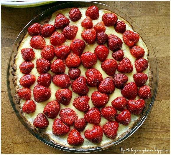 Tarta z kremem i owocami