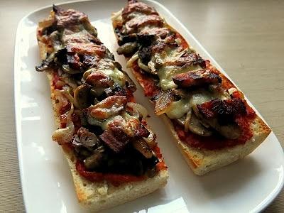 Zapiekanki z pieczarkami mozzarella ajwarem i boczkiem