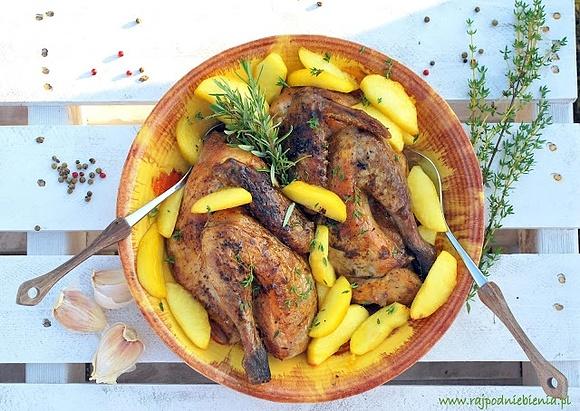 Pieczona perliczka w winie z karmelizowanymi jabłkami