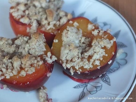 Pieczone śliwki z orzechową kruszonką