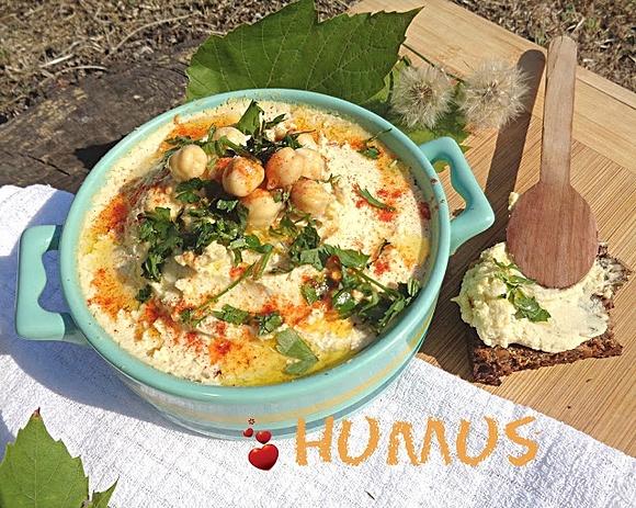 Humus - zdrowe danie na talerzu z ceciorki i nutką bliskiego wschodu