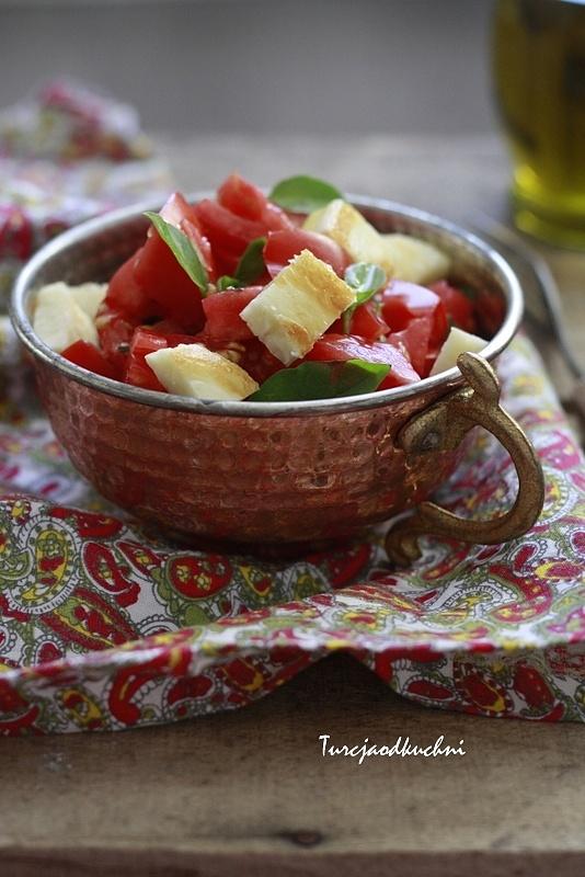 Pomidorowa sałatka z serem halloumi