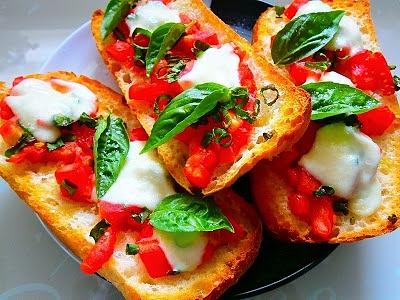 Bruschetta ze świeżymi pomidorami, bazylią i mozzarellą