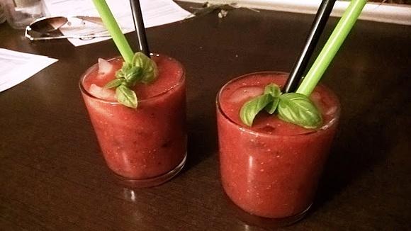 Orzeźwiający drink z truskawkami i bazylią